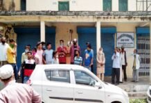 उत्तरकाशी के सुदूरवर्ती क्षेत्र स्थित 30 वर्ष पुराने बैंक को अन्यत्र शिफ्ट करने के विरोध में ग्रमीणो का प्रदर्शन uttarkashi jila sahkari bank