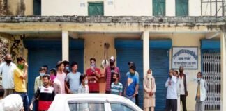 उत्तरकाशी के सुदूरवर्ती क्षेत्र स्थित 30 वर्ष पुराने बैंक को अन्यत्र शिफ्ट करने के विरोध में ग्रमीणो का प्रदर्शन uttarkashi jila sahkari bank