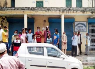 उत्तरकाशी के सुदूरवर्ती क्षेत्र स्थित 30 वर्ष पुराने बैंक को अन्यत्र शिफ्ट करने के विरोध में ग्रमीणो का प्रदर्शन uttarkashi jila sahkari bank