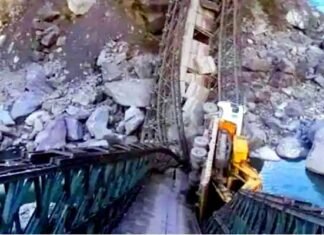 उत्तराखंड : भारत-चीन सीमा को जोड़ने वाली मुनस्यारी-मिलम सड़क पर बना पुल टूटा valley-bridge-collapses-along-india-china