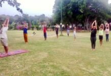 अंतरराष्ट्रीय योग दिवस : ज्यादातर लोगों ने घर में परिवार के साथ, तो कुछ ने सोशल डिस्टेंसिंग का पालन करते हुए पार्क में किया योग आसन international yoga-day-2020