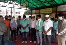 स्वास्थ्य सुविधाओं के अभाव में हुई स्वाति ध्यानी की मौत पर नगर कांग्रेस कार्यकर्ताओं ने दी श्रधांजलि 2-minute-condolance