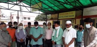 स्वास्थ्य सुविधाओं के अभाव में हुई स्वाति ध्यानी की मौत पर नगर कांग्रेस कार्यकर्ताओं ने दी श्रधांजलि 2-minute-condolance