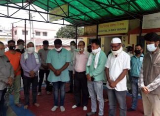 स्वास्थ्य सुविधाओं के अभाव में हुई स्वाति ध्यानी की मौत पर नगर कांग्रेस कार्यकर्ताओं ने दी श्रधांजलि 2-minute-condolance