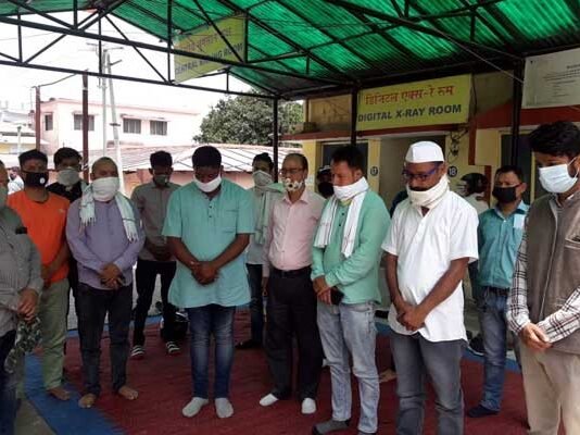 स्वास्थ्य सुविधाओं के अभाव में हुई स्वाति ध्यानी की मौत पर नगर कांग्रेस कार्यकर्ताओं ने दी श्रधांजलि 2-minute-condolance