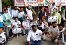 पौड़ी : महंगाई के खिलाफ कांग्रेसियों का पौड़ी पेट्रोल पंप में धरना Congressmen protest against inflation