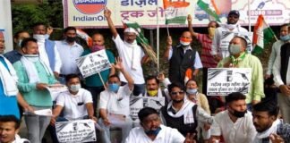 पौड़ी : महंगाई के खिलाफ कांग्रेसियों का पौड़ी पेट्रोल पंप में धरना Congressmen protest against inflation