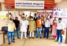 चार माह का वेतन नहीं देने और नौकरी से निकालने के विरोध में कलेक्ट्रेट पर प्रदर्शन, पीड़ित कर्मचारियों के समर्थन में उतरे सामाजिक संगठन के कार्यकर्ता Galgotia-College-worker-protection