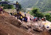 उत्तराखंड : मकान के ऊपर गिरा हाईवे का पुस्ता, भाई-बहन सहित तीन जिंदा दफन Highway-wall-collapsed-on-top of house