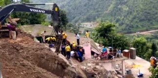 उत्तराखंड : मकान के ऊपर गिरा हाईवे का पुस्ता, भाई-बहन सहित तीन जिंदा दफन Highway-wall-collapsed-on-top of house