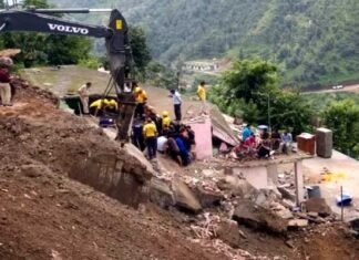 उत्तराखंड : मकान के ऊपर गिरा हाईवे का पुस्ता, भाई-बहन सहित तीन जिंदा दफन Highway-wall-collapsed-on-top of house