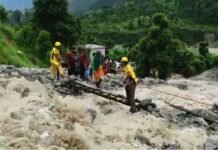 SDRF ने 18 किमी पैदल पहुँच किया रेस्कयू कार्य आरम्भ, लकड़ी के पुल बनाकर ग्रामीणों को पहुँचाया सुरक्षित स्थानों पर Pithoragarh-disaster-SDRF