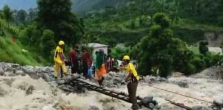 SDRF ने 18 किमी पैदल पहुँच किया रेस्कयू कार्य आरम्भ, लकड़ी के पुल बनाकर ग्रामीणों को पहुँचाया सुरक्षित स्थानों पर Pithoragarh-disaster-SDRF