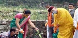 सतपुली में पर्यटन मंत्री सतपाल महाराज ने हरेला पर्व पर किया वृक्षारोपण। Tourism Minister Satpal Maharaj planted saplings on the Harela festival in Satpuli.