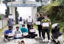 पौडी : कोरोना संकट काल में विश्विद्यालय द्वारा आयोजित परीक्षा का छात्र-छात्राओं द्वारा विरोध Students-protest-against-university-conducted examinations