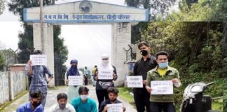 पौडी : कोरोना संकट काल में विश्विद्यालय द्वारा आयोजित परीक्षा का छात्र-छात्राओं द्वारा विरोध Students-protest-against-university-conducted examinations