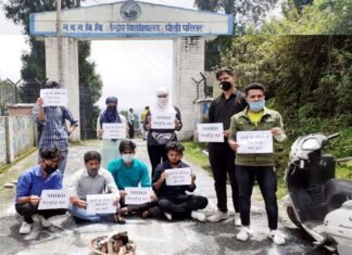 पौडी : कोरोना संकट काल में विश्विद्यालय द्वारा आयोजित परीक्षा का छात्र-छात्राओं द्वारा विरोध Students-protest-against-university-conducted examinations