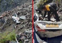 श्रीनगर गढ़वाल : बदरीनाथ राष्ट्रीय राजमार्ग पर अचानक पहाड़ी से गिरे पत्थरों व मलवे के नीचे दबी कार car-collapsed-under-the-debris on the Srinagar-Badrinath National Highway