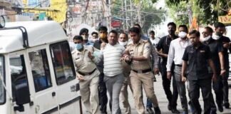 आखिरकार पकड़ा गया 8 पुलिसकर्मियों का हत्यारा, पांच लाख का इनामी गैंगस्टर विकास दुबे gangster-Vikas-Dubey-arrest
