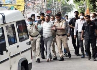 आखिरकार पकड़ा गया 8 पुलिसकर्मियों का हत्यारा, पांच लाख का इनामी गैंगस्टर विकास दुबे gangster-Vikas-Dubey-arrest