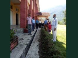 “सुमन दिवस” की पूर्व संध्या पर राजकीय महाविद्यालय पौखाल में क्लीन और ग्रीन कैंपस हेतु लिया संकल्प