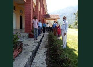 “सुमन दिवस” की पूर्व संध्या पर राजकीय महाविद्यालय पौखाल में क्लीन और ग्रीन कैंपस हेतु लिया संकल्प