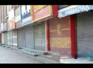 ग्रेटर नोएडा : तीन दिन के स्पेशल लॉकडाउन को सफल बनाने के लिए मुस्तैद रही पुलिस, मार्केट में पसरा सन्नाटा, आवश्यक सेवाओं को छोड़ सभी दुकानें रहीं बंद greater noida market lockdown