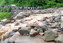 कोटद्वार दुगड्डा के बीच बादल फटने से मलबे के साथ बही कार, एक व्यक्ति घायल, दो लापता landslide-in-kotdwar