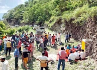 कांग्रेसियों ने पौडी विधायक द्वारा लॉकडाउन के नियमों का उल्लंघन करने पर मुकदमा दर्ज करने के लिए जिलाधिकारी को दिया ज्ञापन pauri-mla