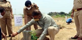 यूपी सरकार के ‘मिशन पौधरोपण-2020’ के तहत आज गौतमबुद्ध नगर में विभिन्न स्थानों पर किया गया वृहद पौधरोपण plantation-by-police-commissioner