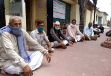 लचर स्वास्थ्य सेवाओं के विरोध में कांग्रेस कार्यकर्ताओं का धरना-प्रदर्शन PHC Rikhnikhal