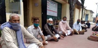 लचर स्वास्थ्य सेवाओं के विरोध में कांग्रेस कार्यकर्ताओं का धरना-प्रदर्शन PHC Rikhnikhal