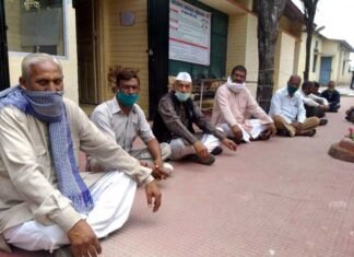 लचर स्वास्थ्य सेवाओं के विरोध में कांग्रेस कार्यकर्ताओं का धरना-प्रदर्शन PHC Rikhnikhal
