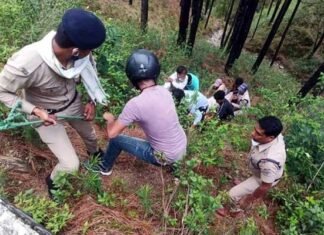 पौड़ी से श्रीनगर जा रही टाटा सूमो दुर्घटनाग्रस्त, दो घायल tata-sumo-accident-on-pauri-srinagar-road