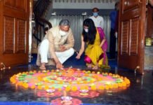श्रीराम मंदिर शिलान्यास के उपलक्ष्य में मुख्यमंत्री आवास में 5100 दिये जलाकर मनाया गया दीपोत्सव 5100 lamps lit at cm house