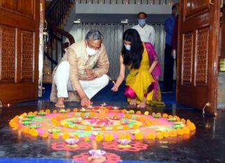 श्रीराम मंदिर शिलान्यास के उपलक्ष्य में मुख्यमंत्री आवास में 5100 दिये जलाकर मनाया गया दीपोत्सव 5100 lamps lit at cm house