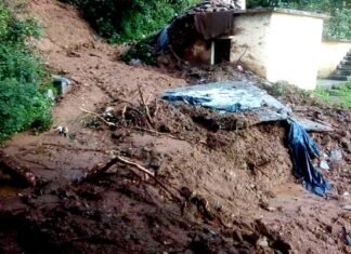 उत्तराखंड : चमोली में बादल फटाने से मलबे में दबा मकान, जेई की मौत, 3 लोग घायल Cloud burst in Chamoli