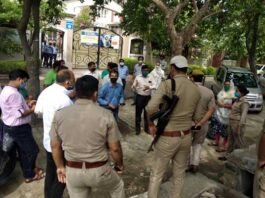 ऑनलाइन क्लास से हटाने व नाम काटने पर अभिभावकों ने रेयान इंटरनेशनल स्कूल के गेट पर किया प्रदर्शन, फीस जमा करने के लिए डाला जा रहा दबाव Parents-protested-at-Ryan-S