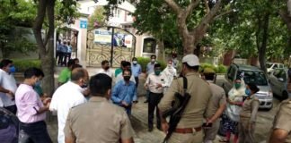 ऑनलाइन क्लास से हटाने व नाम काटने पर अभिभावकों ने रेयान इंटरनेशनल स्कूल के गेट पर किया प्रदर्शन, फीस जमा करने के लिए डाला जा रहा दबाव Parents-protested-at-Ryan-S