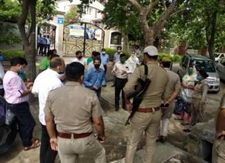 ऑनलाइन क्लास से हटाने व नाम काटने पर अभिभावकों ने रेयान इंटरनेशनल स्कूल के गेट पर किया प्रदर्शन, फीस जमा करने के लिए डाला जा रहा दबाव Parents-protested-at-Ryan-S