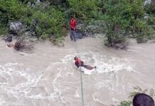 पौड़ी गढ़वाल : नदी के तेज बहाव के बीच फंसे दो व्यक्तियों को पुलिस ने सकुशल किया रेस्क्यू Police rescued two people