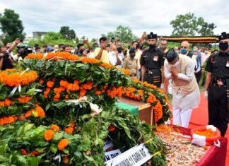मुख्यमंत्री ने शहीद राजेंद्र सिंह नेगी को दी श्रद्धांजलि, शहीद की पत्नी को देंगे सरकारी नौकरी Chief Minister pays tribute to martyr Rajendra Singh Negi