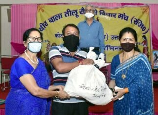 वीरबाला तीलू रौतेली विचार मंच द्वारा वीरांगना तीलू रौतेली के जन्मोत्सव पर जरूरतमंदों को बांटा गया राशन birth anniversary of Tilu Rauteli