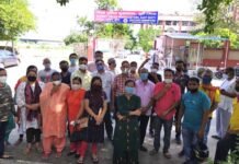 उत्तराखंड मूल के बुजुर्ग दंपति के साथ घर में घुसकर अभद्रता करने व जान से मारने की धमकी देने के आरोपी पर दिल्ली पुलिस द्वारा उचित कार्रवाई न करने के विरोध में एकजुट हुए लोग dcp-office-east-delhi