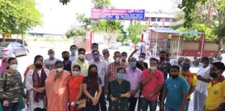 उत्तराखंड मूल के बुजुर्ग दंपति के साथ घर में घुसकर अभद्रता करने व जान से मारने की धमकी देने के आरोपी पर दिल्ली पुलिस द्वारा उचित कार्रवाई न करने के विरोध में एकजुट हुए लोग dcp-office-east-delhi