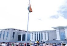 प्रदेश की ग्रीष्मकालीन राजधानी गैरसैंण में ध्वजारोहण करने वाले पहले मुख्यमंत्री बने त्रिवेंद्र रावत, 76 करोड़ की दी सौगात CM Trivendra Rawat hoisted the flag on Independence Day in the state's summer capital, Garsain.