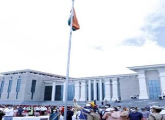 प्रदेश की ग्रीष्मकालीन राजधानी गैरसैंण में ध्वजारोहण करने वाले पहले मुख्यमंत्री बने त्रिवेंद्र रावत, 76 करोड़ की दी सौगात CM Trivendra Rawat hoisted the flag on Independence Day in the state's summer capital, Garsain.
