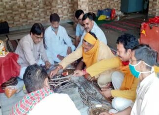 श्रीराम मंदिर के भूमि पूजन के अवसर पर श्रीनगर गढ़वाल के कटकेश्वर महादेव मंदिर में किया गया पूजा पाठ व हवन hawan-at-koteshwar-manidr-srinagar