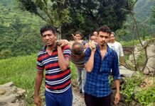 इलाज के लिए दिल्ली आते वक्त बीमार बुजुर्ग ने रास्ते में ही तोड़ा दम, स्वास्थ्य सुविधाओं के बिना आखिर कैसे साकार होगा पहाड़ में रिवर्स पलायन का सपना old-sick-person died