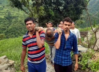 इलाज के लिए दिल्ली आते वक्त बीमार बुजुर्ग ने रास्ते में ही तोड़ा दम, स्वास्थ्य सुविधाओं के बिना आखिर कैसे साकार होगा पहाड़ में रिवर्स पलायन का सपना old-sick-person died